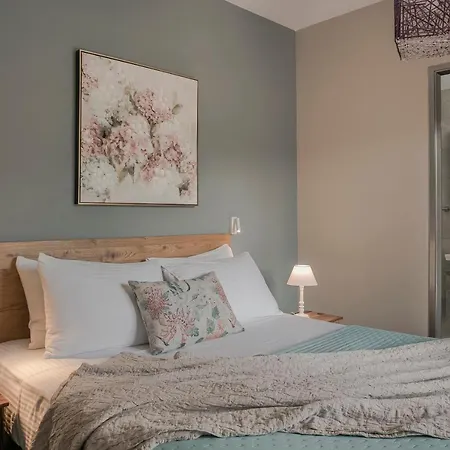 Queen Bee Residence *