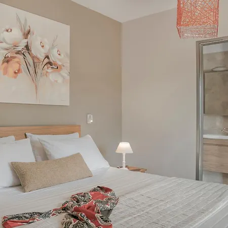 Queen Bee Residence *