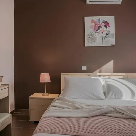 Queen Bee Residence *